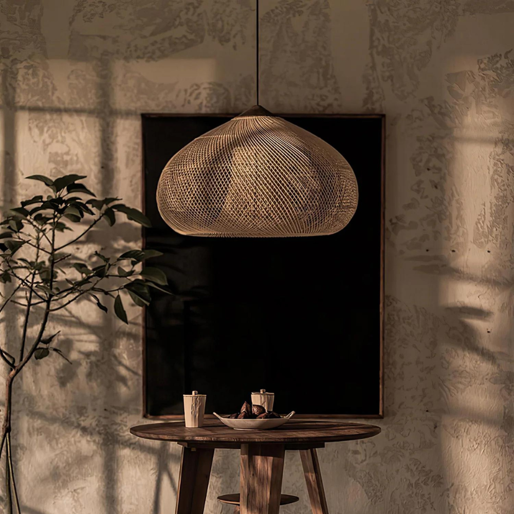 Elegante lampada a sospensione in rattan fatta a mano