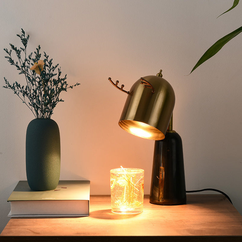 Lampada da tavolo in ferro con corna nordiche