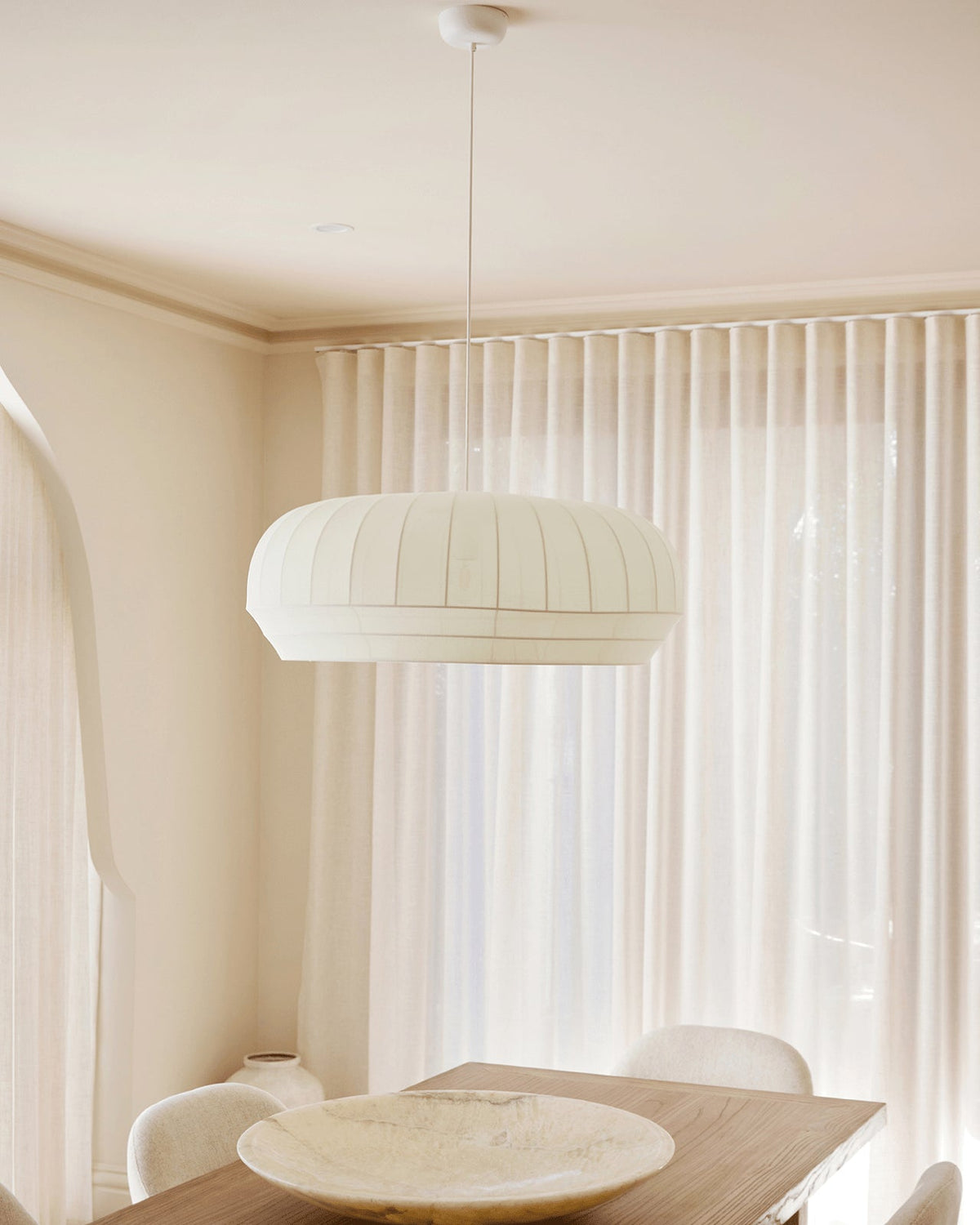 Wide Wren pendant in a light-filled room