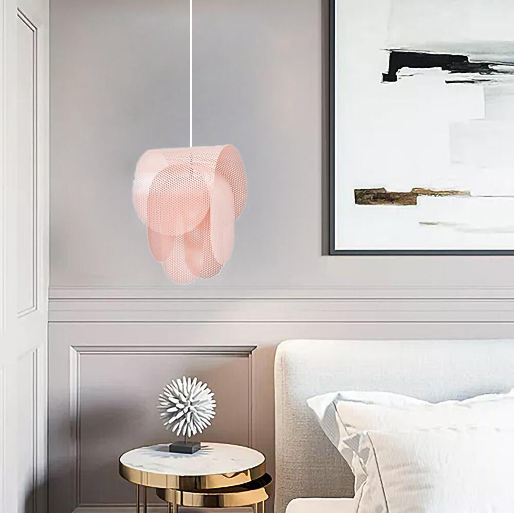 Perforierte Metallpendelleuchte