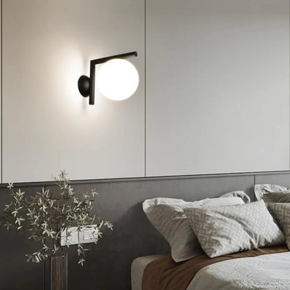 La lampe murale globe suspendue