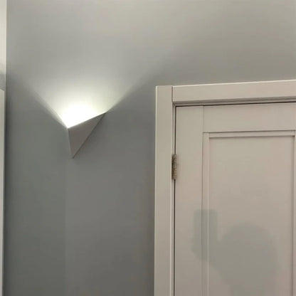 Lámpara de pared moderna en forma de triángulo