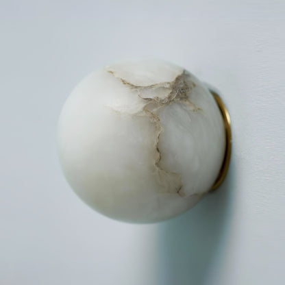 Alabaster Elegance Mini-Orb-Wandleuchte