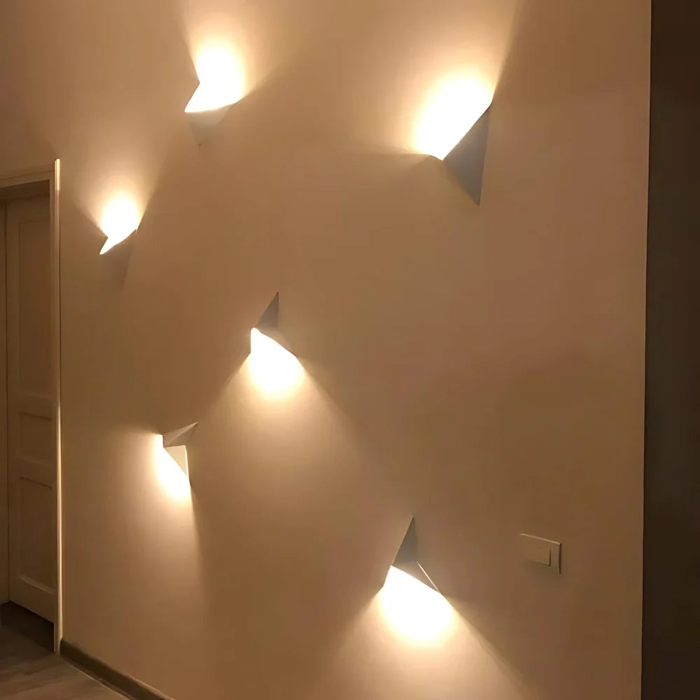 Lámpara de pared moderna en forma de triángulo