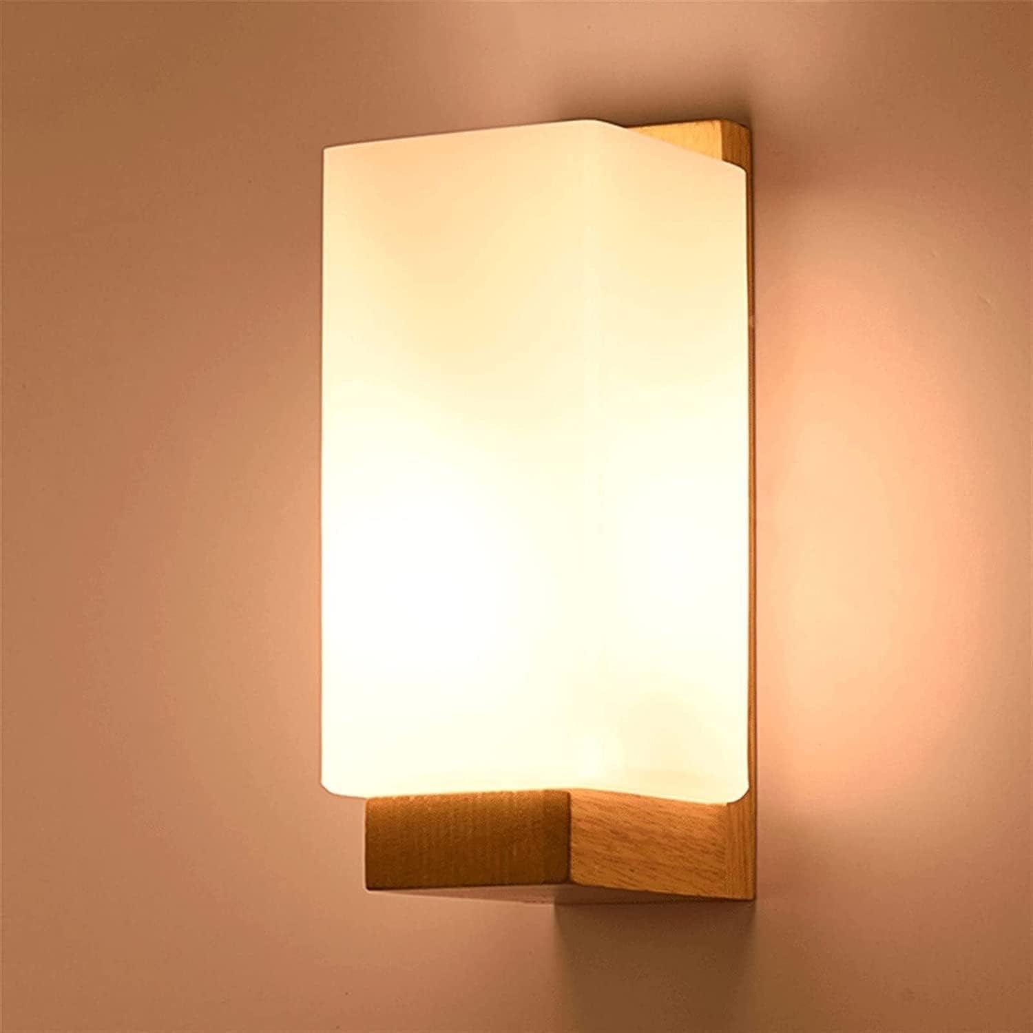 Lampada da parete con paralume in vetro e legno nordico