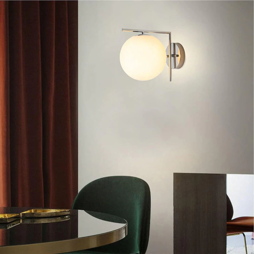 La lampe murale globe suspendue