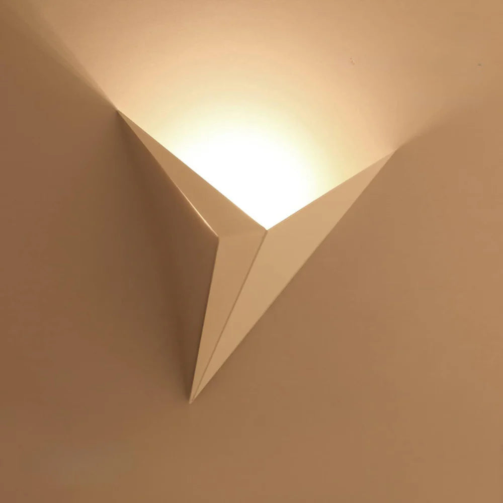 Lampada da parete moderna a forma di frammento triangolare