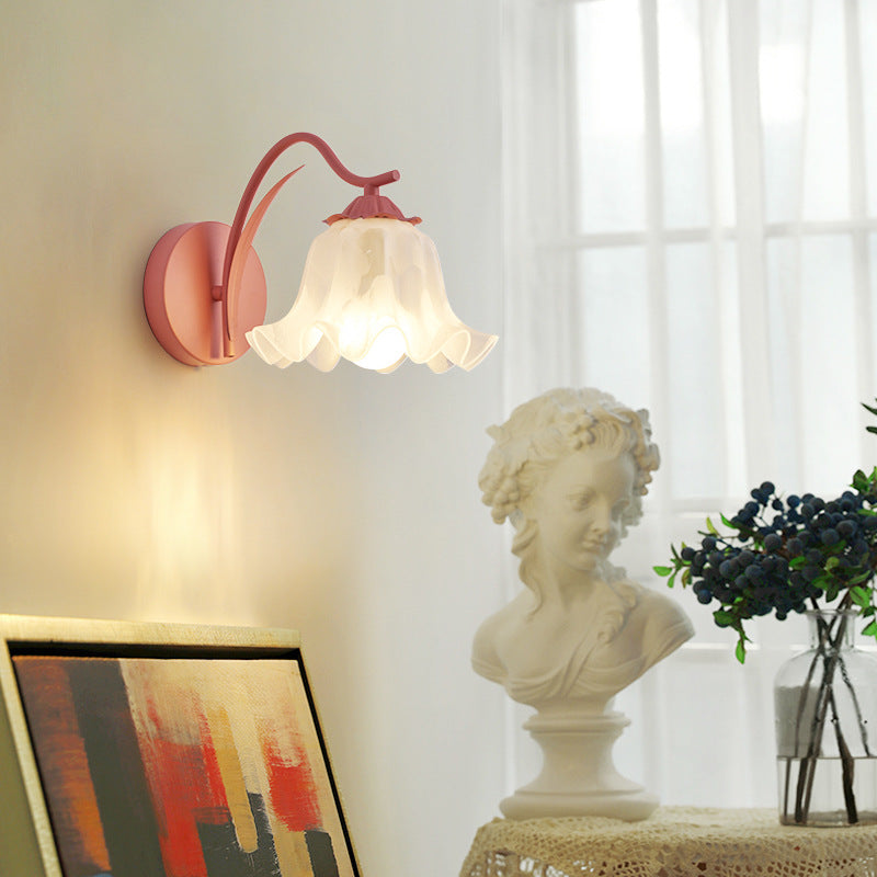 Traditionelle französische Wandlampe mit Blumenmotiv