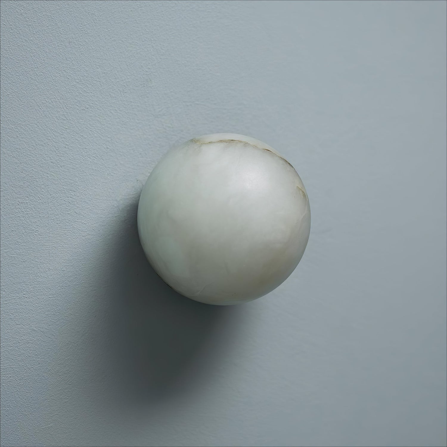 Alabaster Elegance Mini-Orb-Wandleuchte