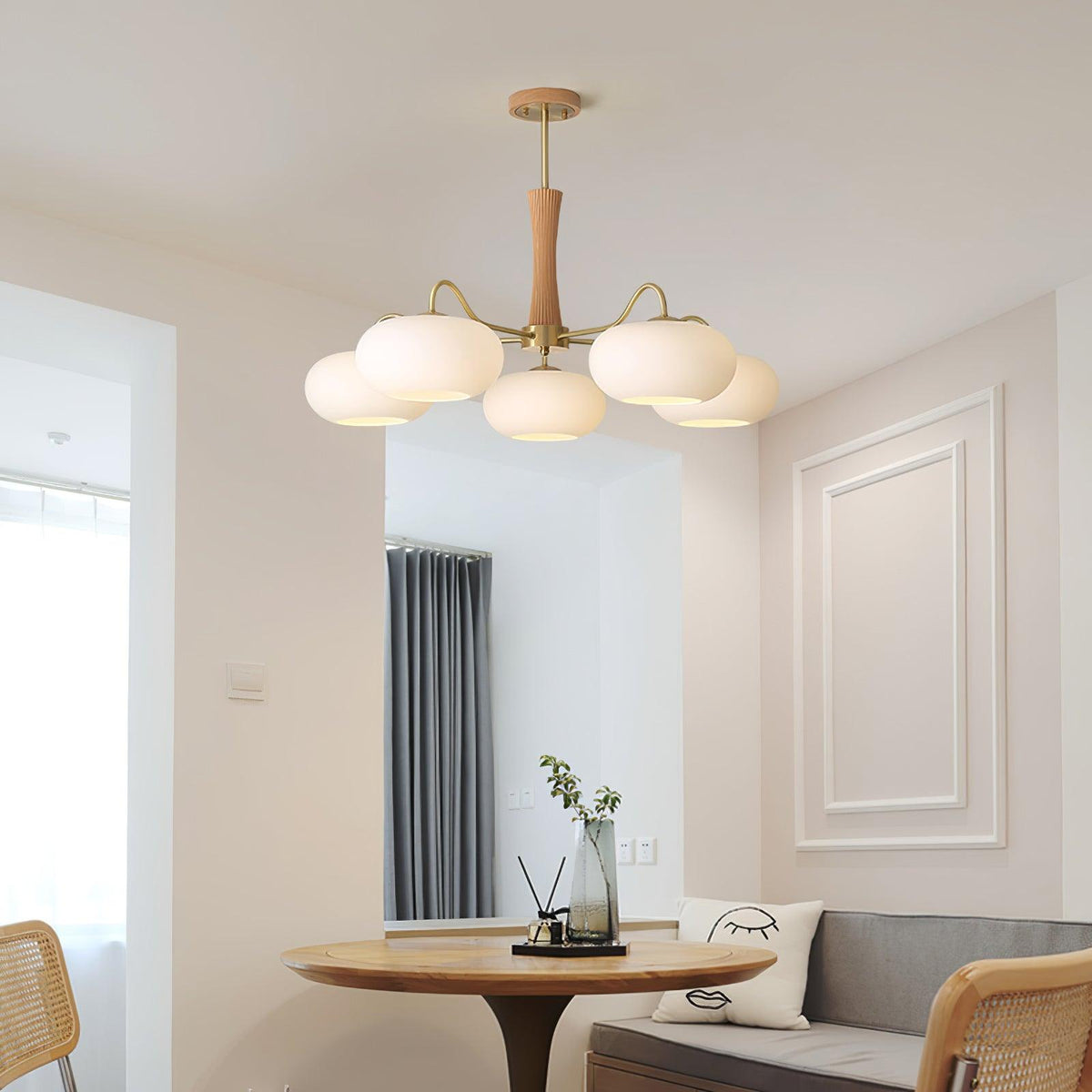 Kaki chandelier above a round dining table