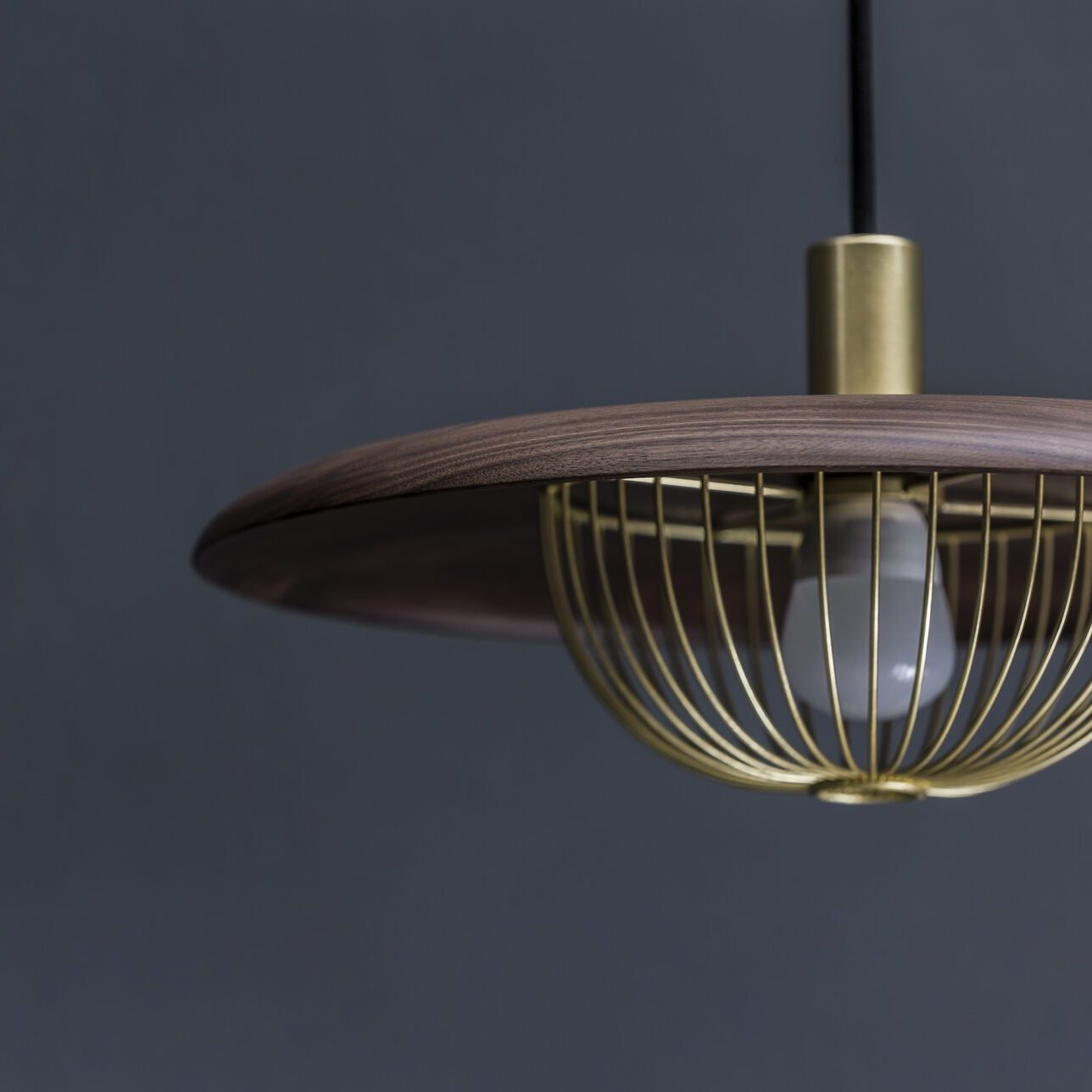 Lampe à suspension Kasa en métal et bois nordique