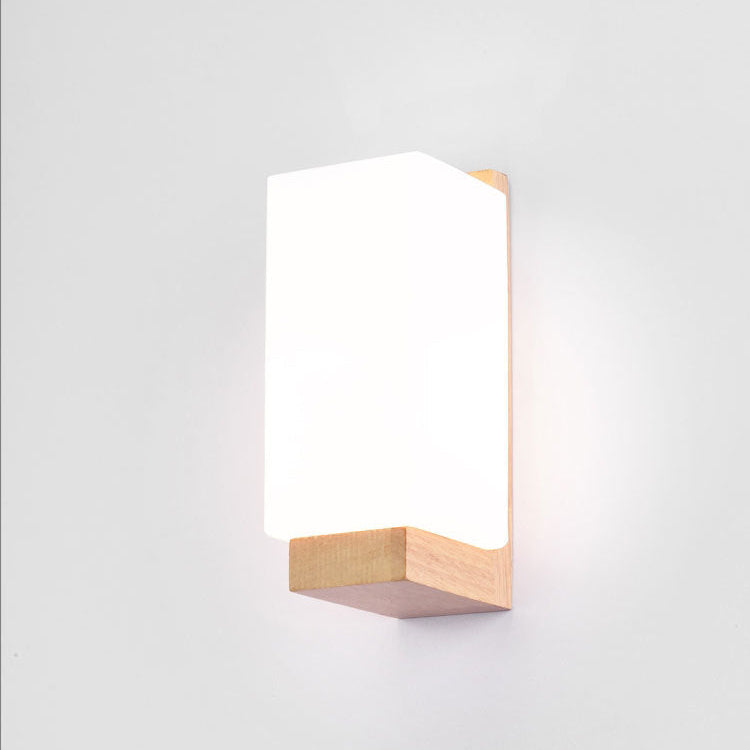 Lampada da parete con paralume in vetro e legno nordico