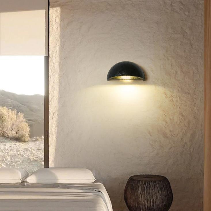 Lampada da parete semicircolare in travertino nordico