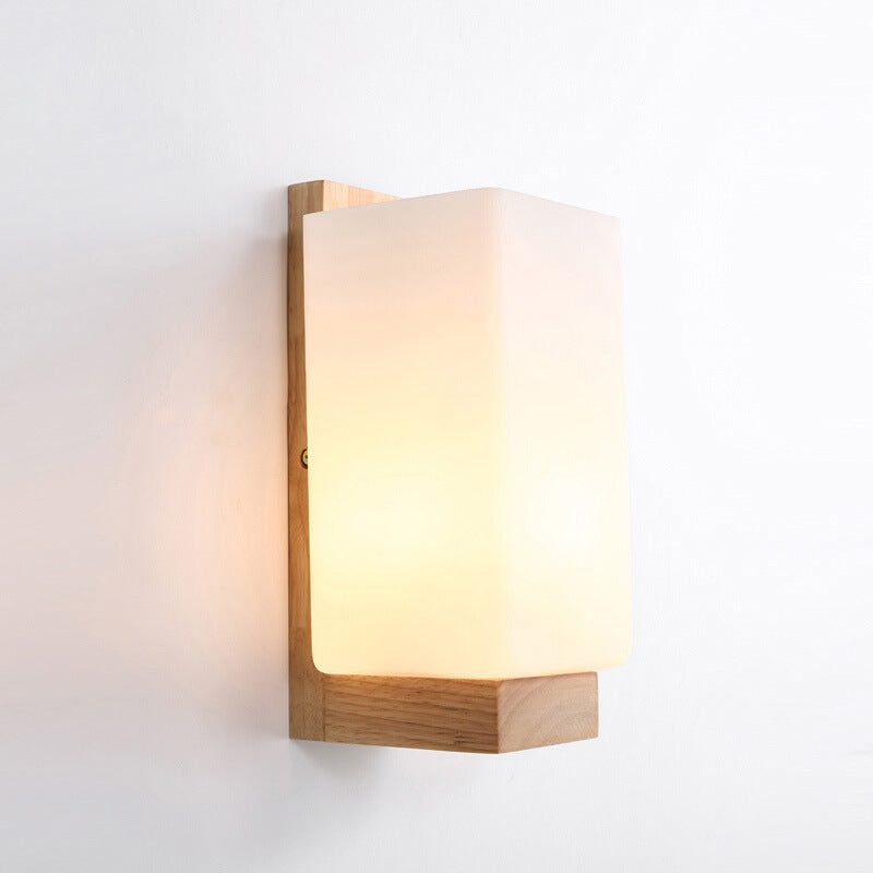 Lampada da parete con paralume in vetro e legno nordico