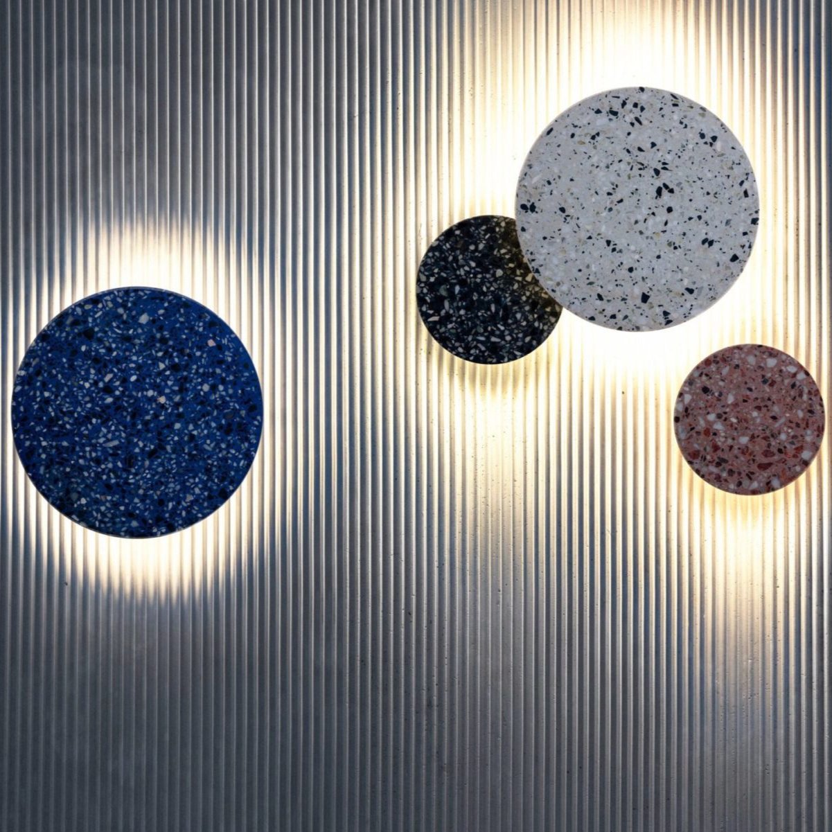 Scheibenförmige Terrazzo Wandleuchte