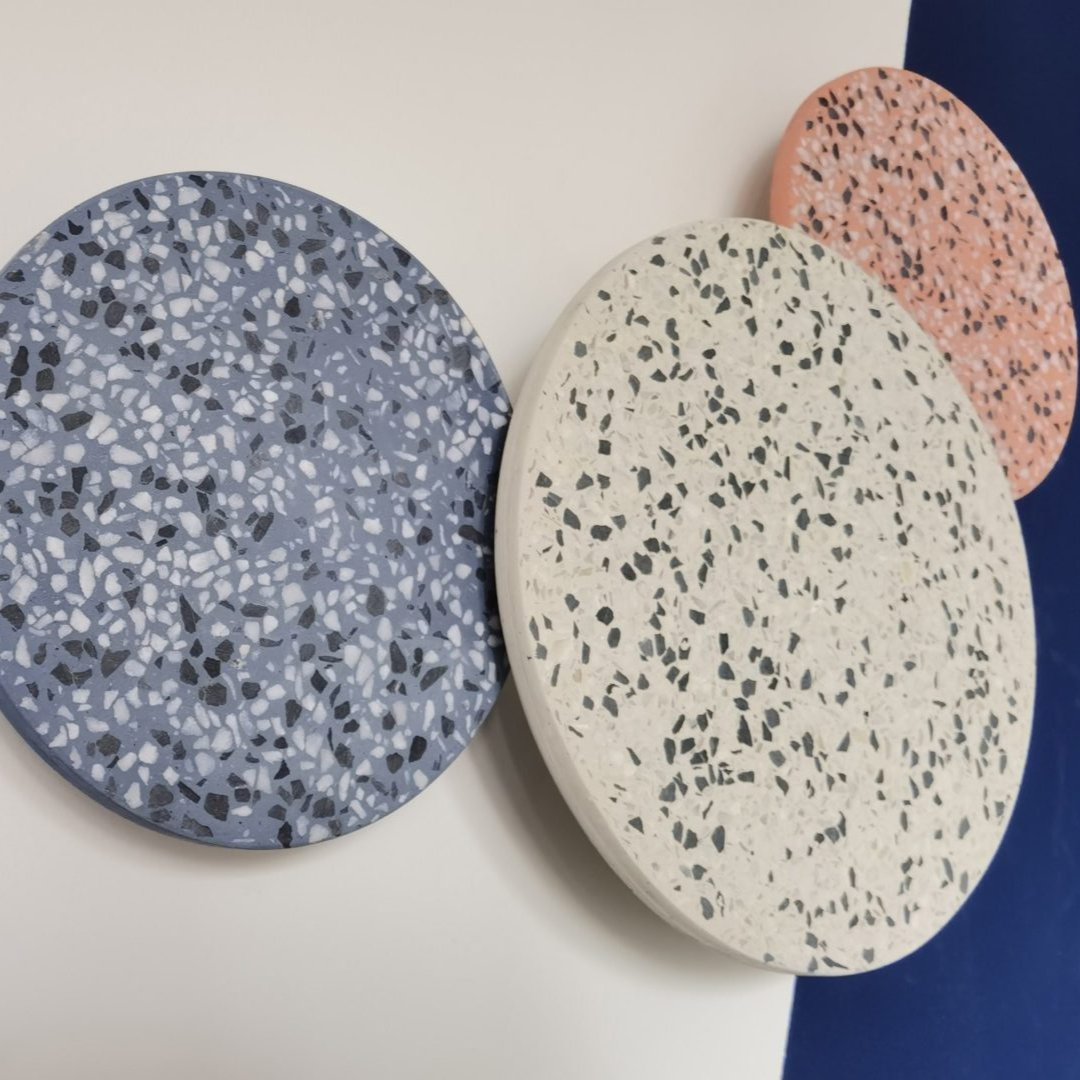 Scheibenförmige Terrazzo Wandleuchte