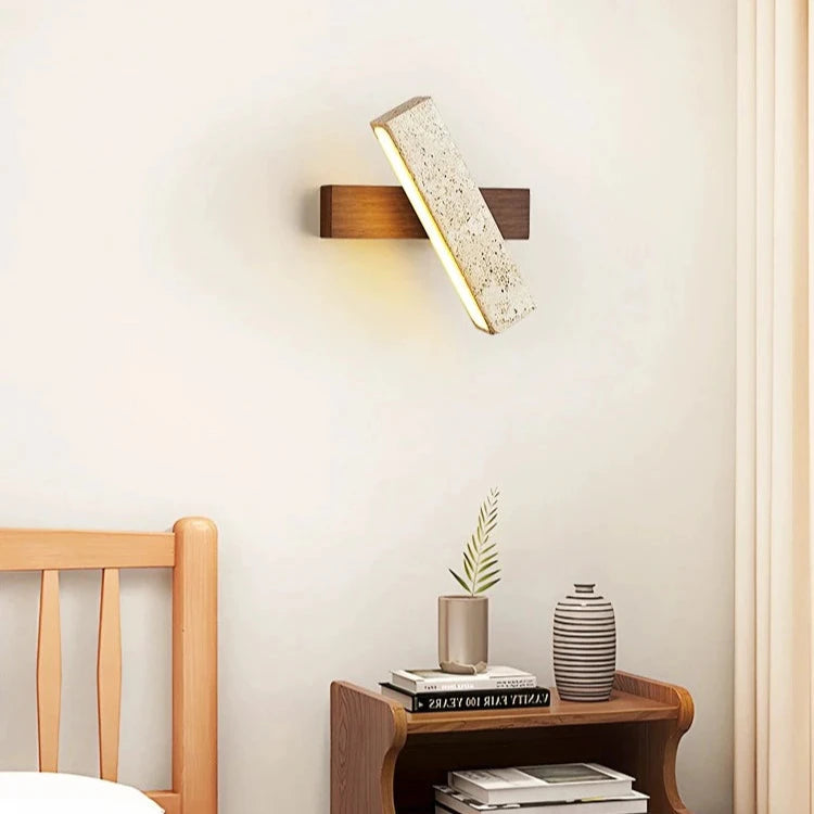 Lampada da parete LED rotatable in travertino e legno