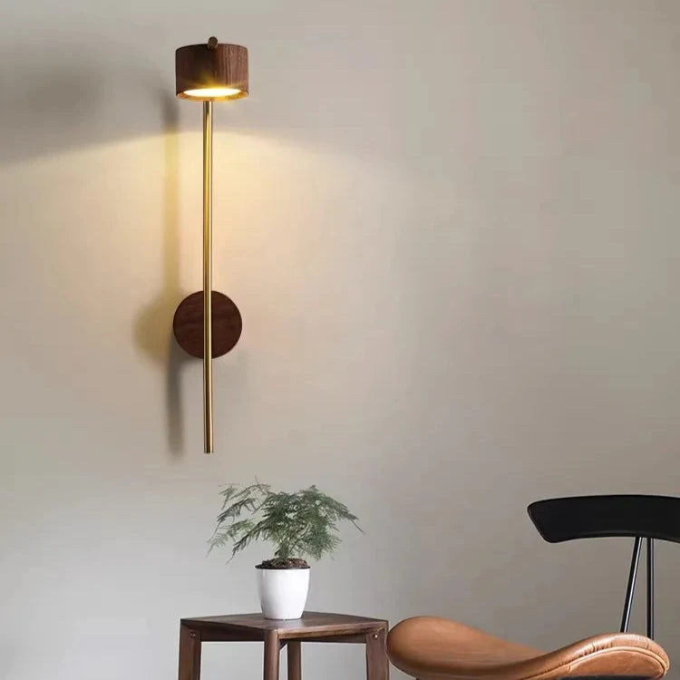 Lampada da parete LED con accentuazione in legno per comodino