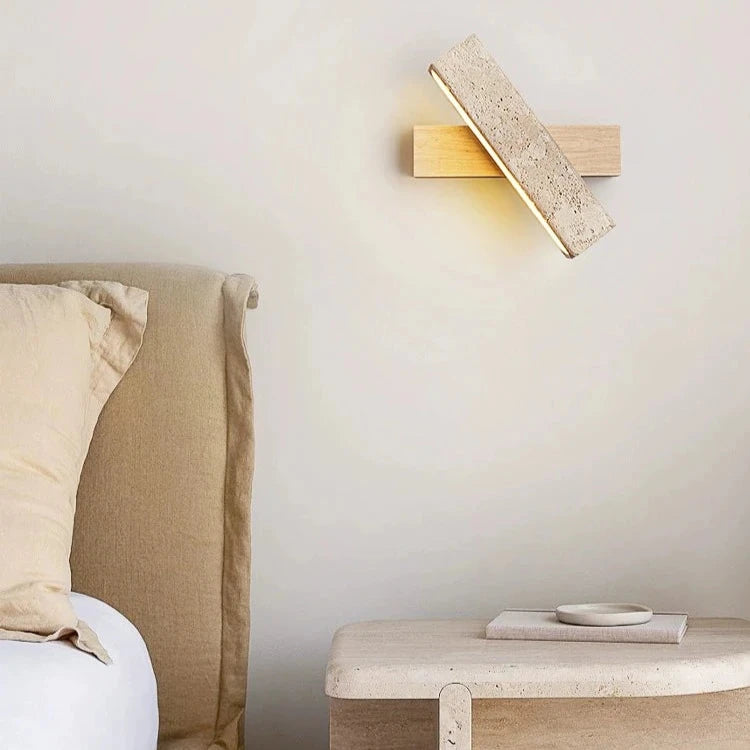 Lampe murale LED rotatable en travertin et bois