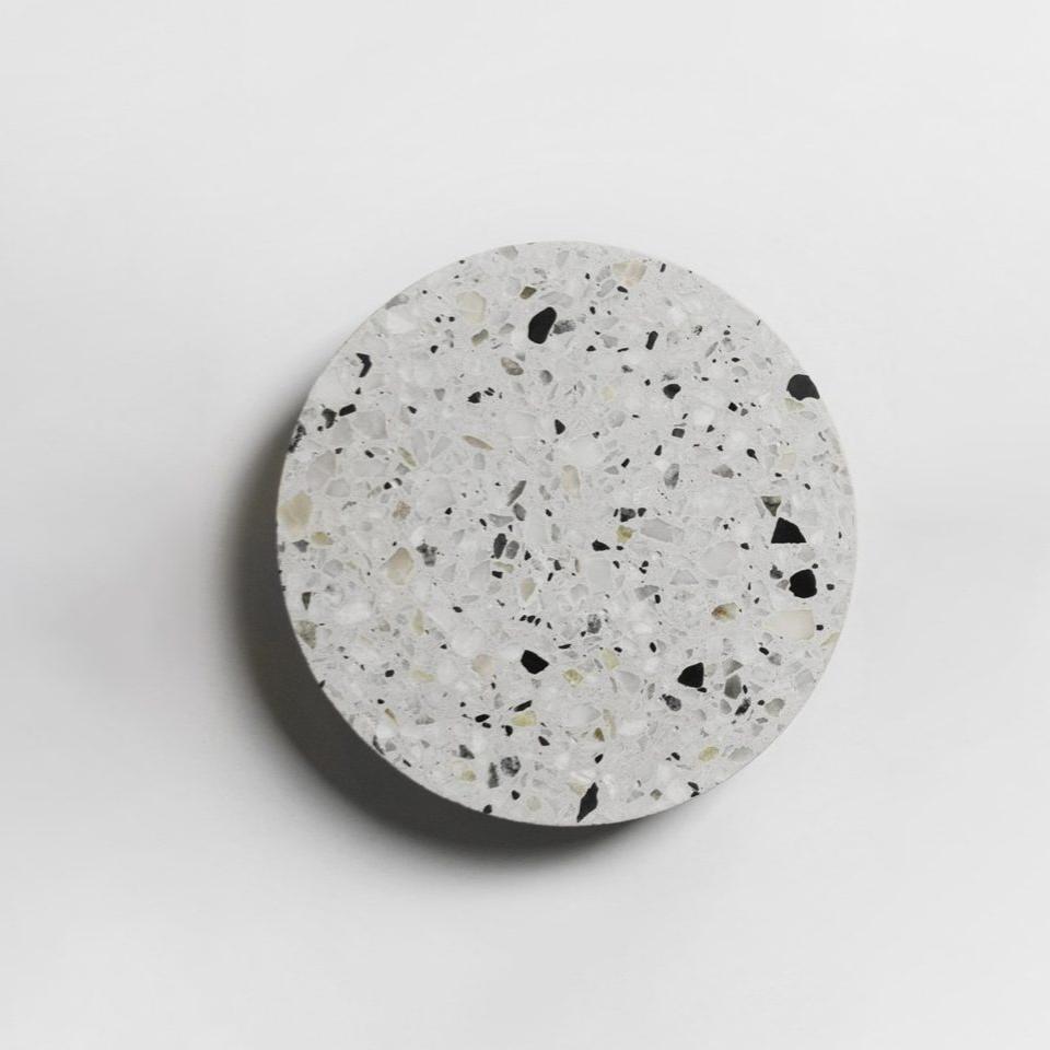 Scheibenförmige Terrazzo Wandleuchte