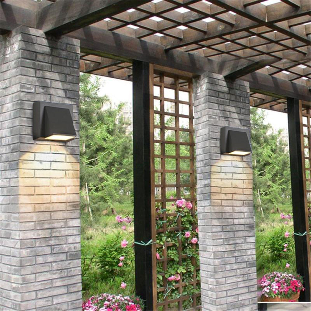 Modern Durable Style Waterproof LED Outdoor Wall Lamp