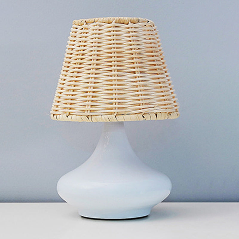 Lampada da tavolo a ombrello in rattan semplice