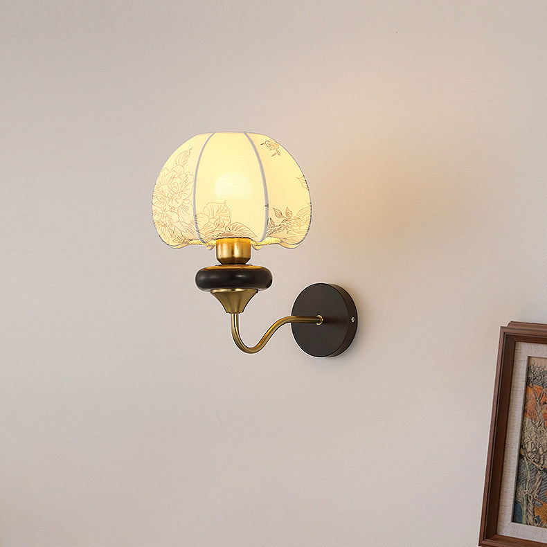 Traditionelle Musterstoff-Wandlampe